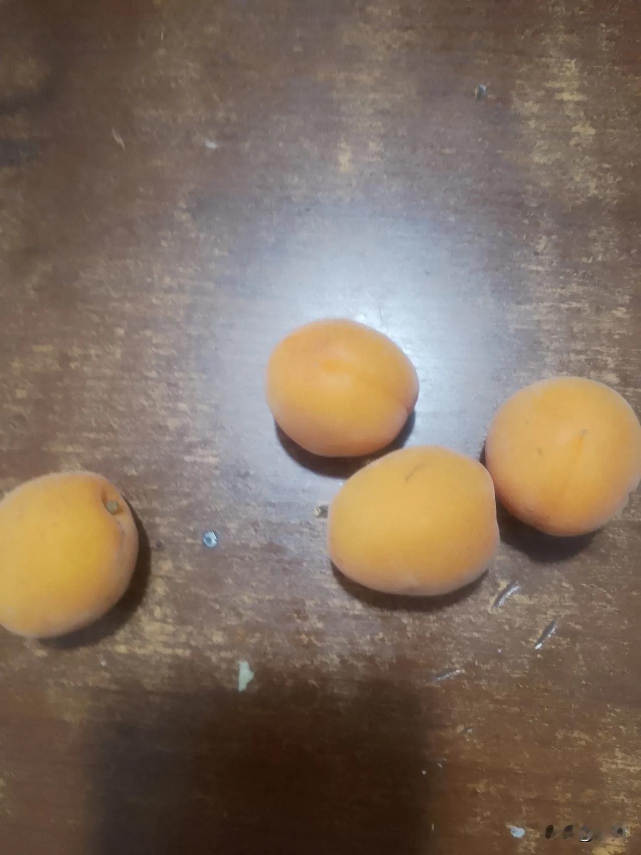 麦黄杏是又香又甜，熟透了的杏，用手一掰两半，果肉和果核分开的清清楚楚。丟半个进嘴