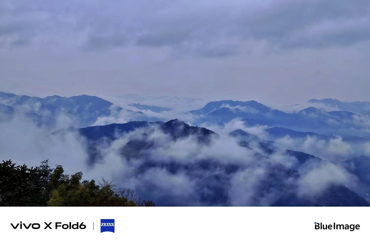 山野云海。云雾漫过层叠群山，湖水承接漫天云影，在山野之间，感受自然的静谧力量。治