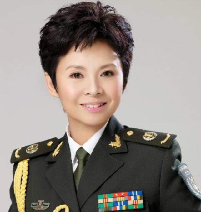 1980年，一个男人把董文华约到一个无人的地方，对她表白心意，没想到，董文华却沉