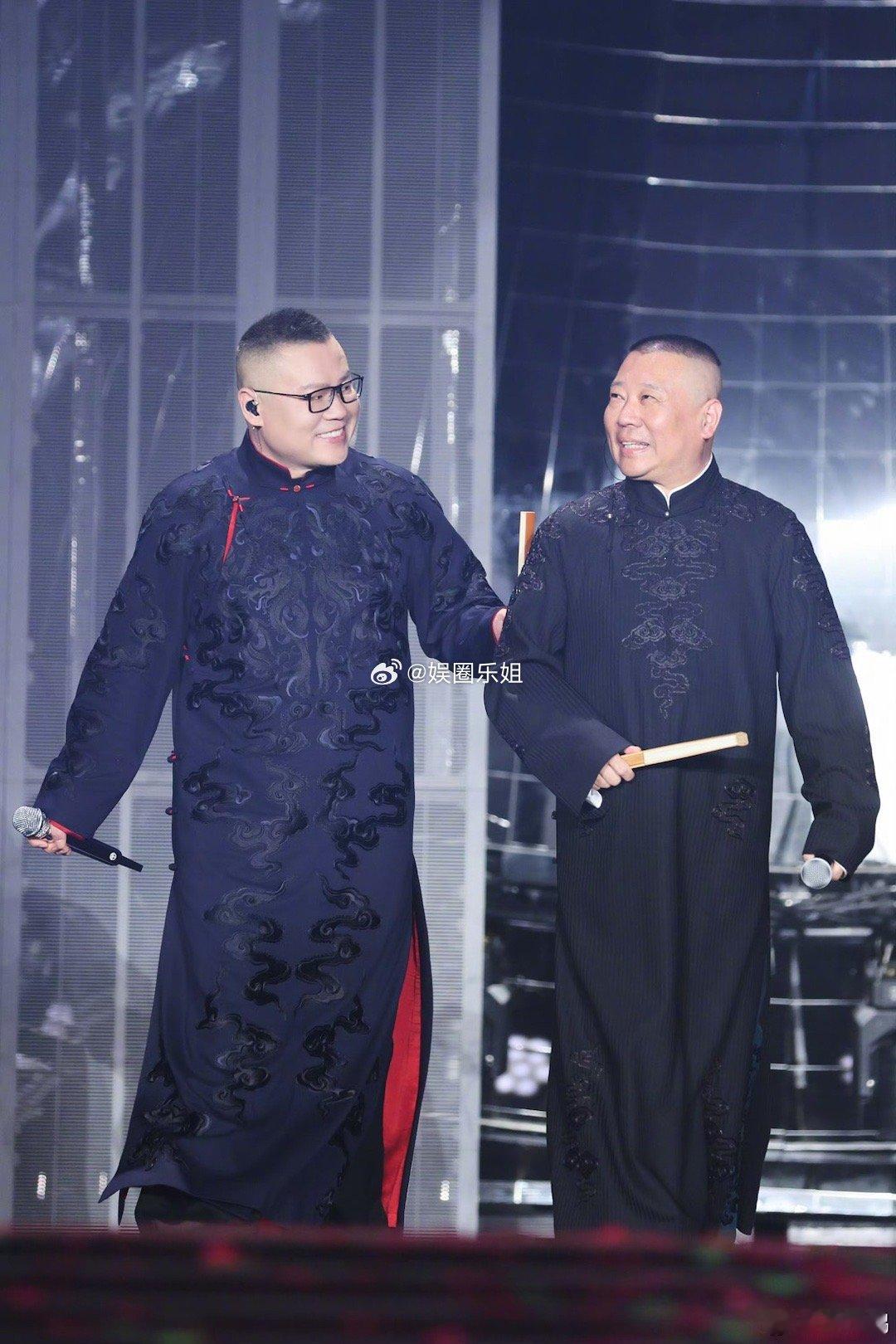 因为自己淋过雨，便希望能为他人撑把伞，这样的小岳岳谁会不喜欢呢！岳云鹏帮女艺人挡