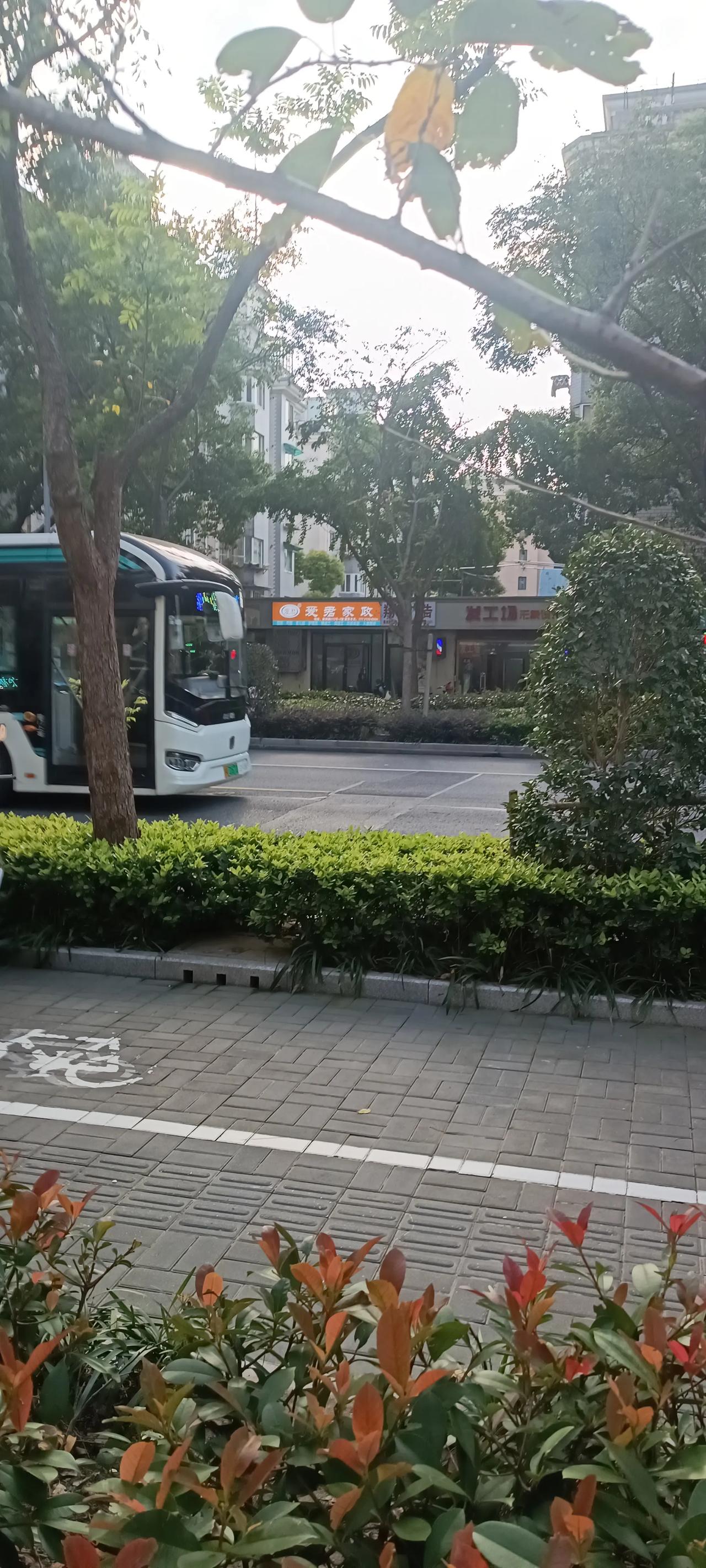 公交车营运收入少，哪里出了问题？路在何方？
 困难一！
现在，最主要老百姓私家车