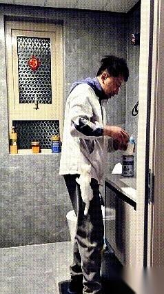 “烫嘴，还烫着呢！”
他刚把奶瓶举起来，话音还没落，一道小小的影子就从卧室门缝里