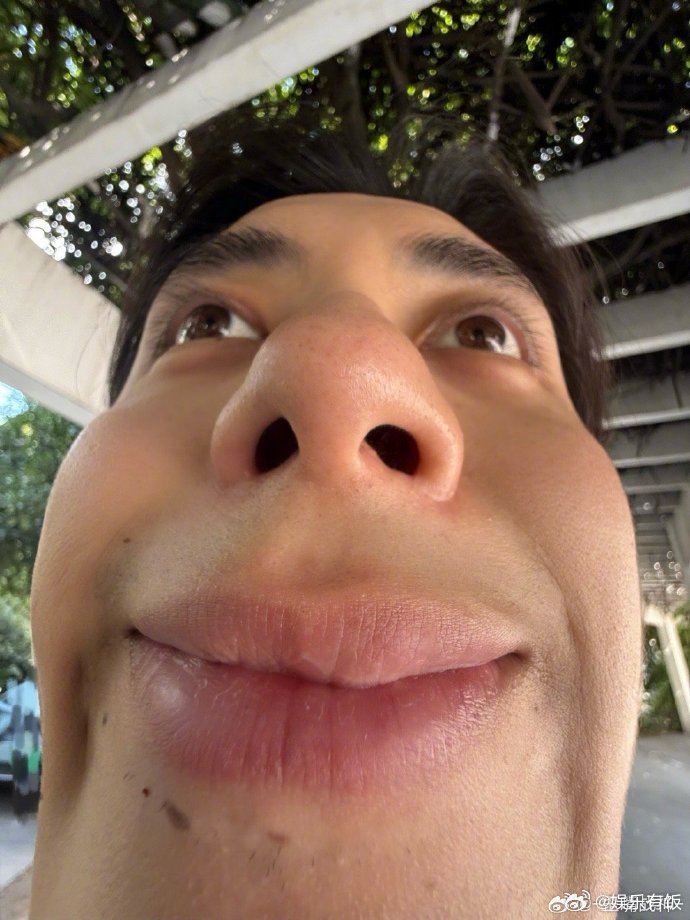 敖瑞鹏发的是谁敖瑞鹏自拍吓人一跳 打开电脑被吓了一跳，帅哥你谁，为什么用敖瑞鹏的