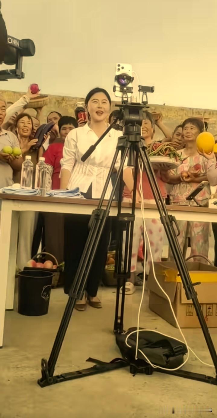 愈挫愈勇的相宜

相宜现在把工作的重心放在家乡，在白良村为父老乡亲们直播带货，真