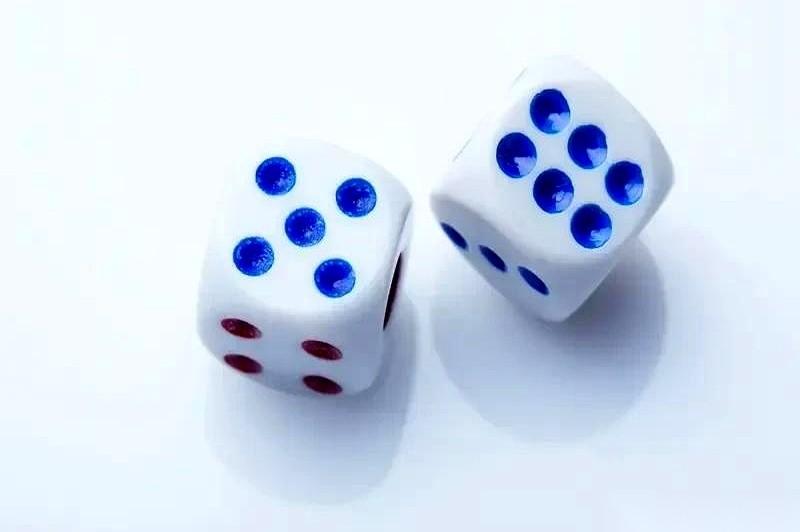 讲真，以前我也觉得，男人出轨就是天塌了。
是底线，是原则，是没得商量的事。
直到