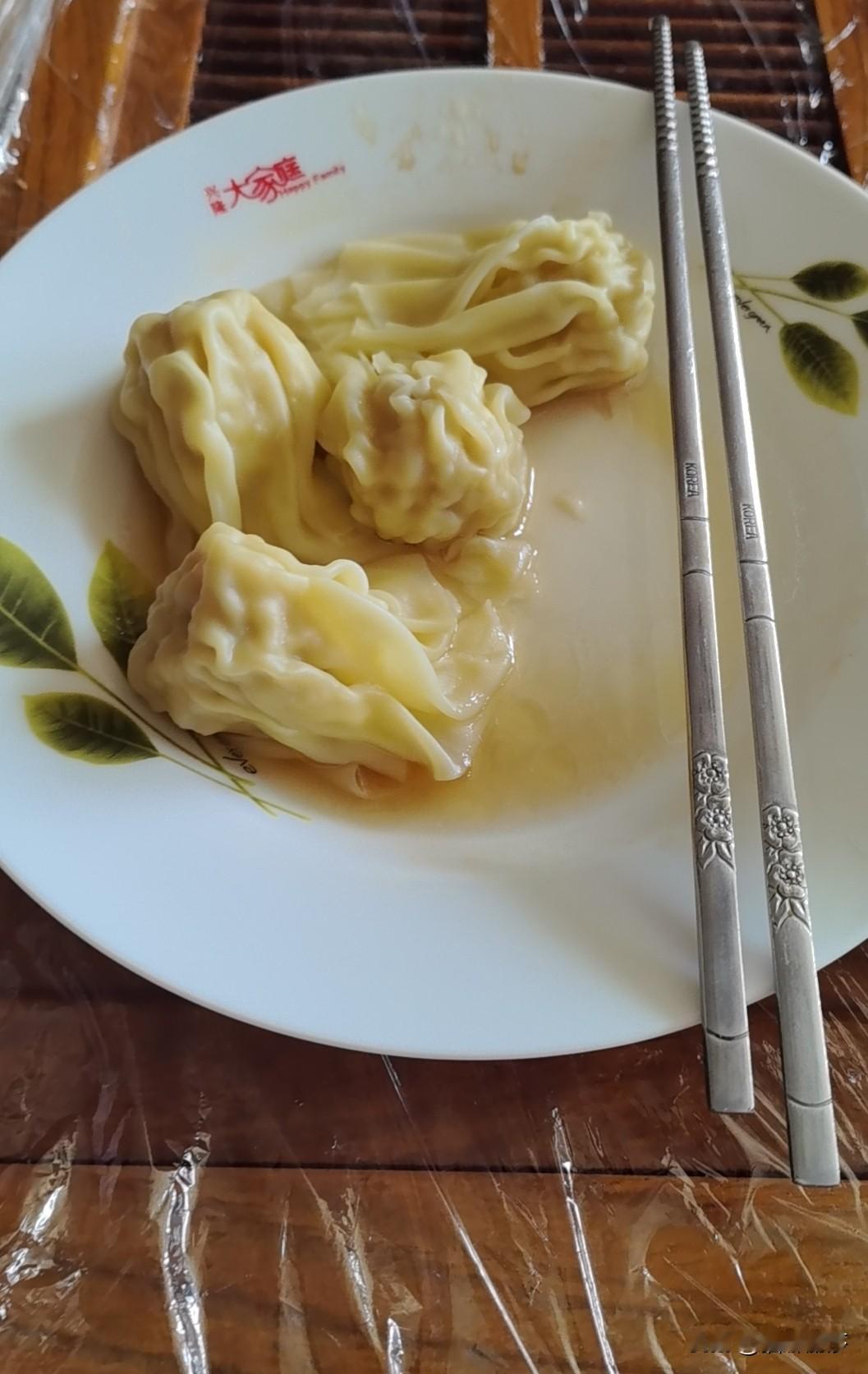越来越懒不爱做饭
女儿给我买的
说这个叫云吞
还有的叫肉燕
这不就是大馄饨吗
反