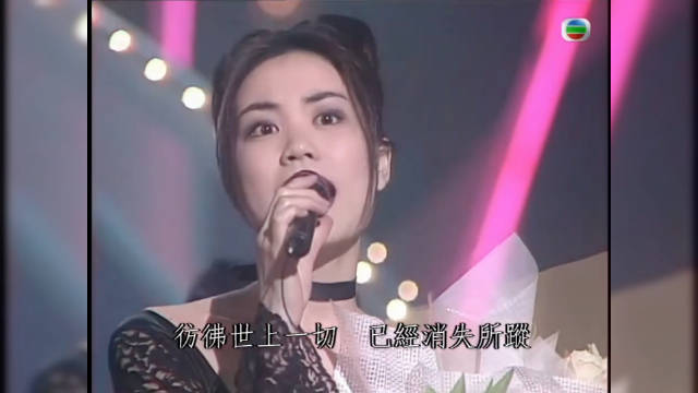 王菲〈季候风〉1993年劲歌金曲现场🎤这个造型也太美了吧🥺 ​