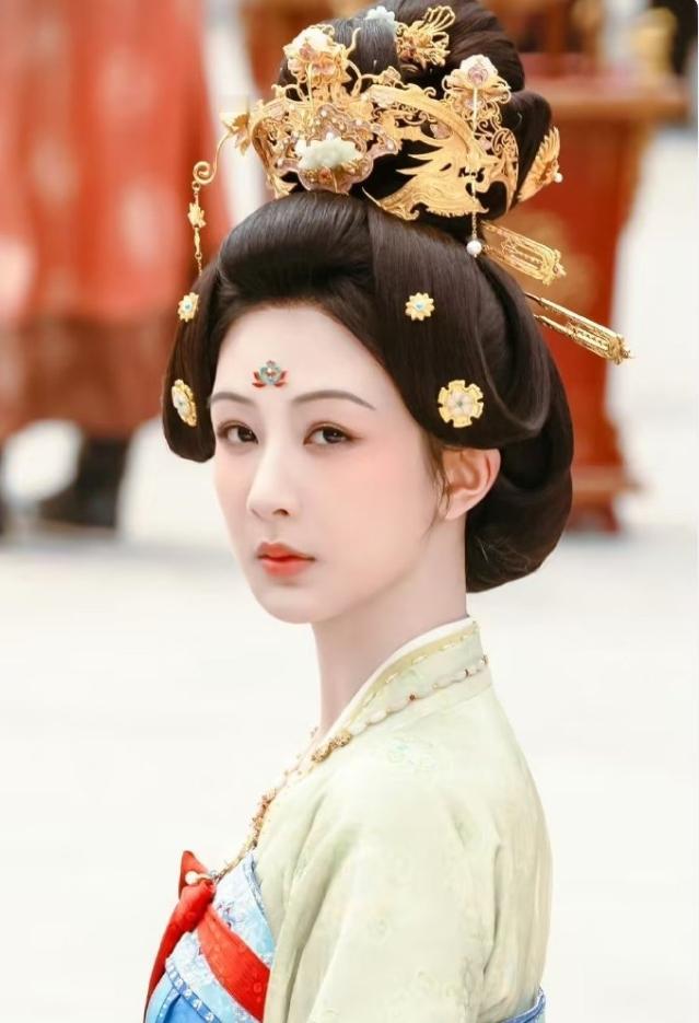 杨紫有2个网传新饼！
一个是末日生存无限流题材的《明日乐园》，这个饼也在传刘浩存