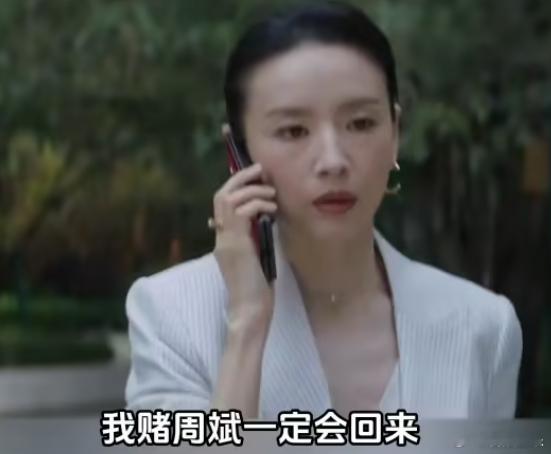 只是《金粉世家》之后，董洁的电视剧之路走得没那么顺利，很难再出爆款，再加上与潘粤