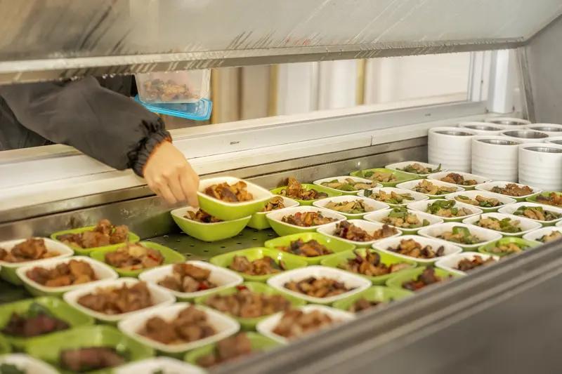 视频里显示出这样的菜，也只能算是仅仅填饱老人的肚子而已，要讲究有多少的营养根本谈