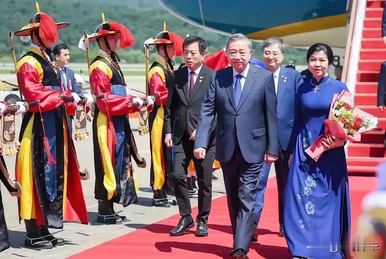 别树一帜的迎接仪仗，别国在迎接外国元首时，仪仗队人员配备的是现代化服装及枪支，而
