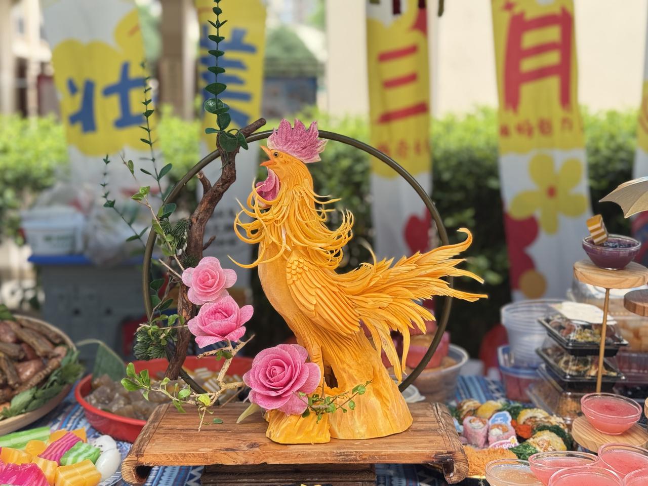 楼下幼儿园一直在放“山歌”，今天明天各个学校和幼儿园都在搞三月三活动，各个群里在