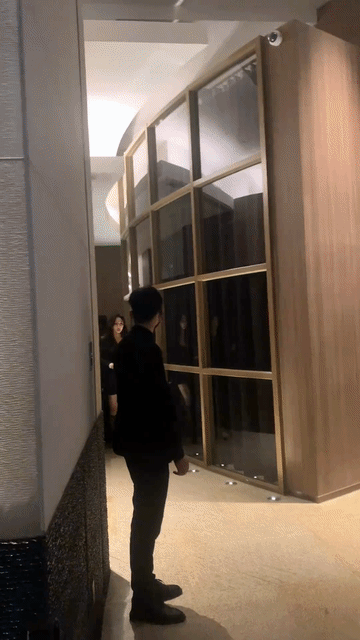 郭碧婷，郭采洁，谢依霖三个人跟在杨幂后面出场好落寞，杨幂前拥后簇，被一堆助理，摄