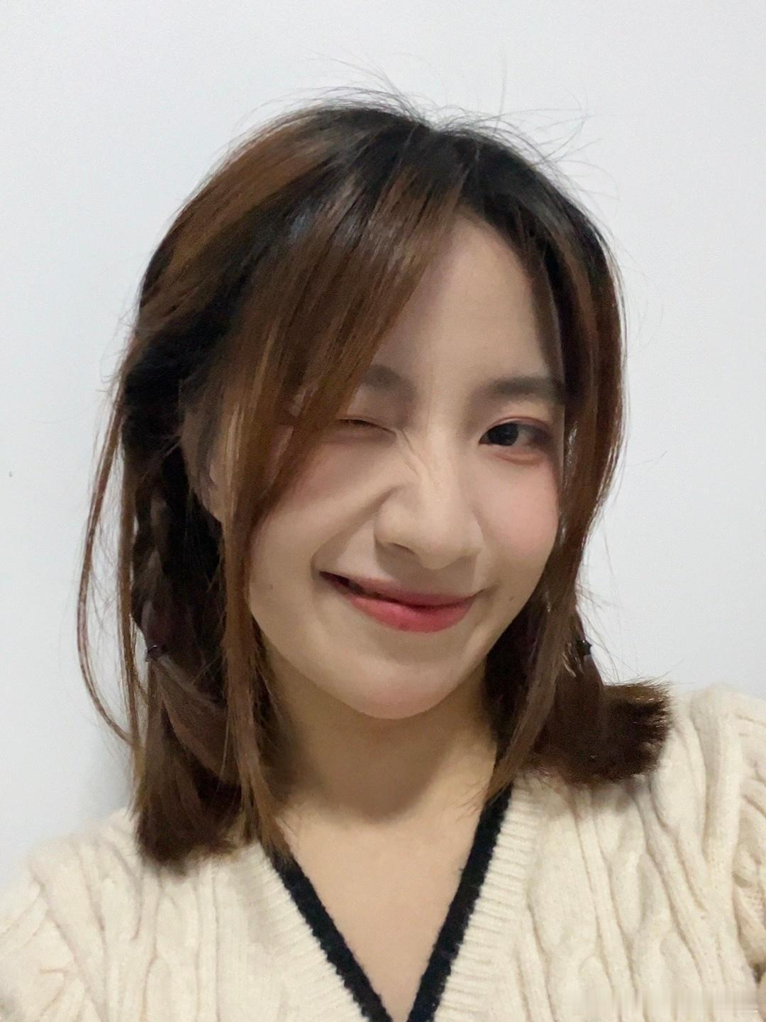 今天没化妆去理发店剪头发，正在剪的时候进来一位阿姨，看了一会儿问“这个小孩儿还要