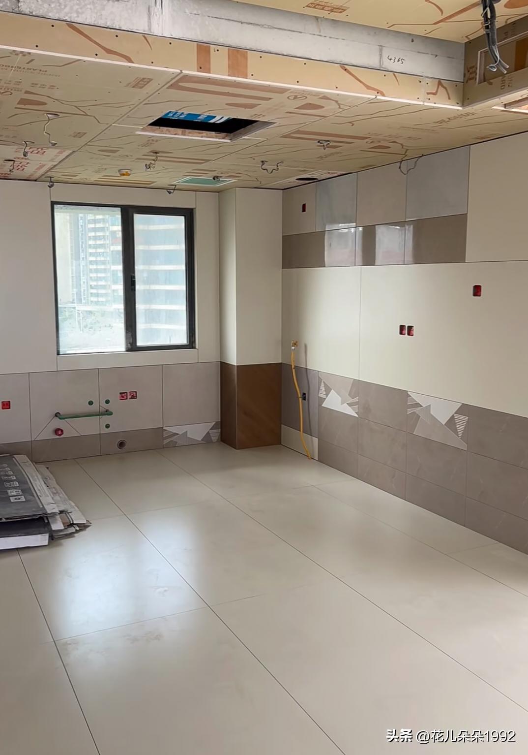 这种年轻还细致的小师傅，现在30岁内有这个贴砖手艺的太少了。以前都是老师傅的手艺