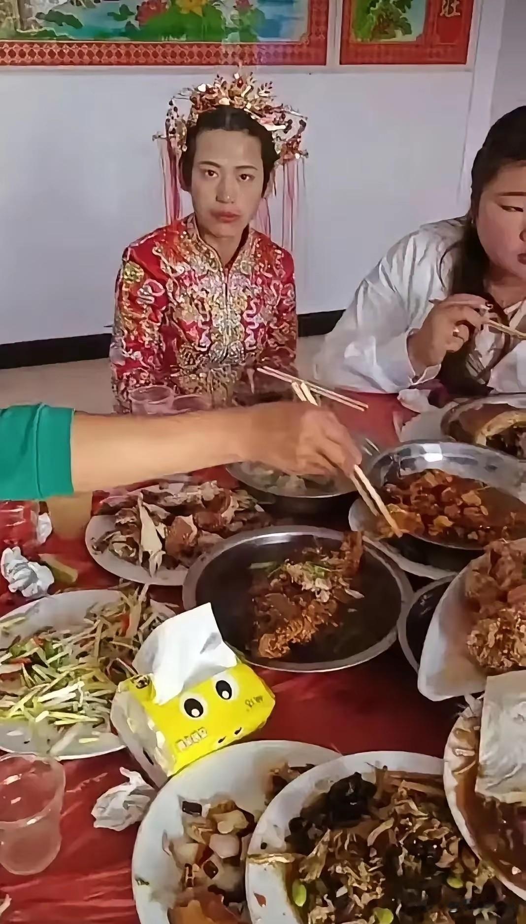 这个新娘的长相很是与众不同，如果不穿这身衣服的话，乍一看，还以为是一个帅小伙！