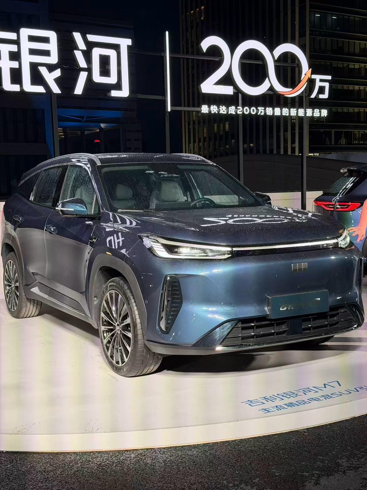 上市发布会现场打卡！吉利银河M7 的前脸贯穿灯+封闭式格栅，简约又高级，坐等今晚