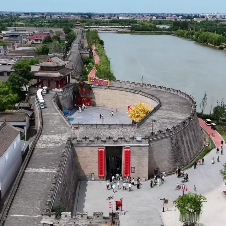 瓮城，就是城门外面再建一个城门，有的是明的，外面一看，突出来了，那就是瓮城，有的