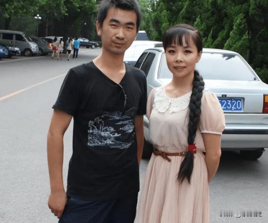 2007年，王二妮出名后，男友李飞却提出分手，他认为他们已经不是一个世界的人了。