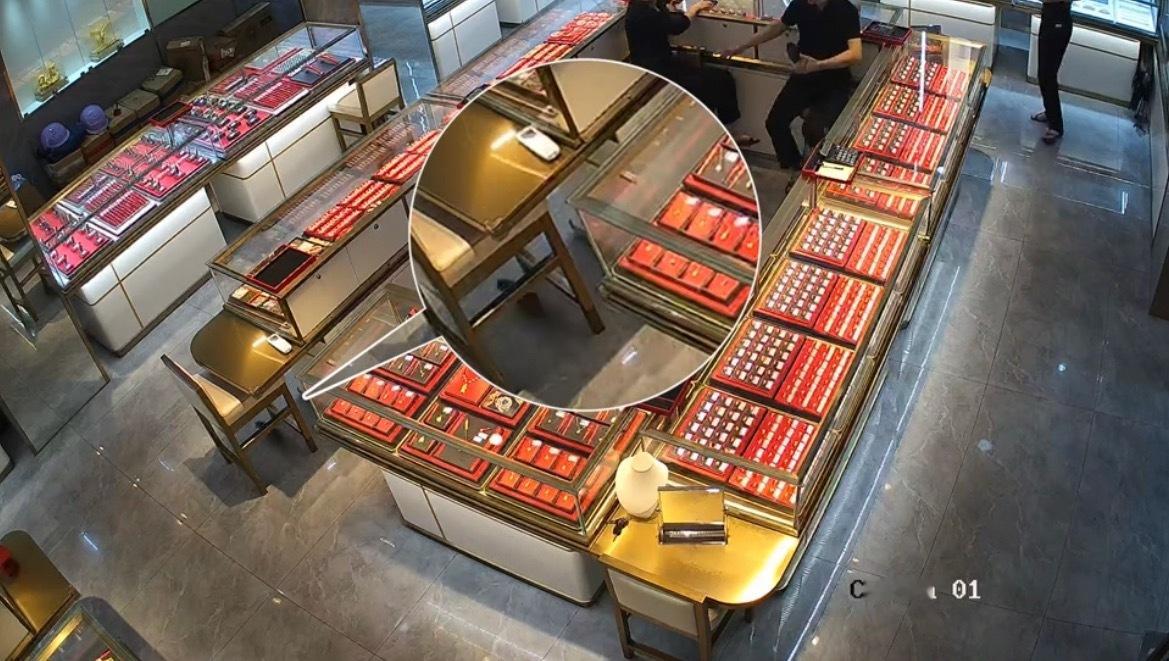 【玉林一金店有老鼠跑进来被店员打死了】近日，玉林市的一个金店有一只老鼠跑进来里面