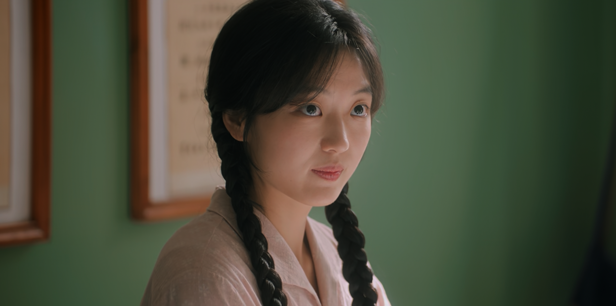 纯真年代的爱情这几天跟我妈追上了这个剧，我也跟着看，想了半天女主角叫啥查了一下，