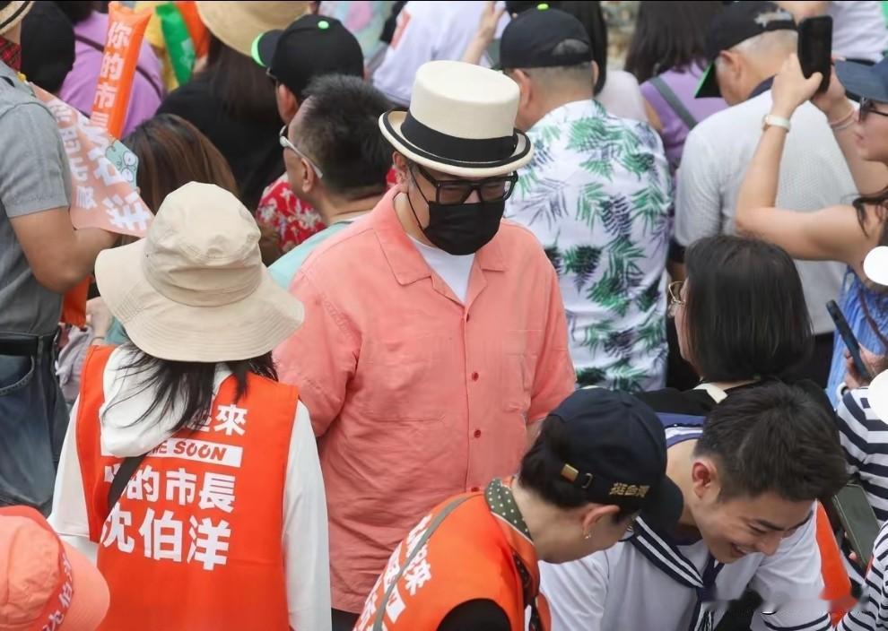 蔡康永，你戴个口罩我就不认识你了？一个来大陆捞过饭吃的人按理说不该犯这种错误，只
