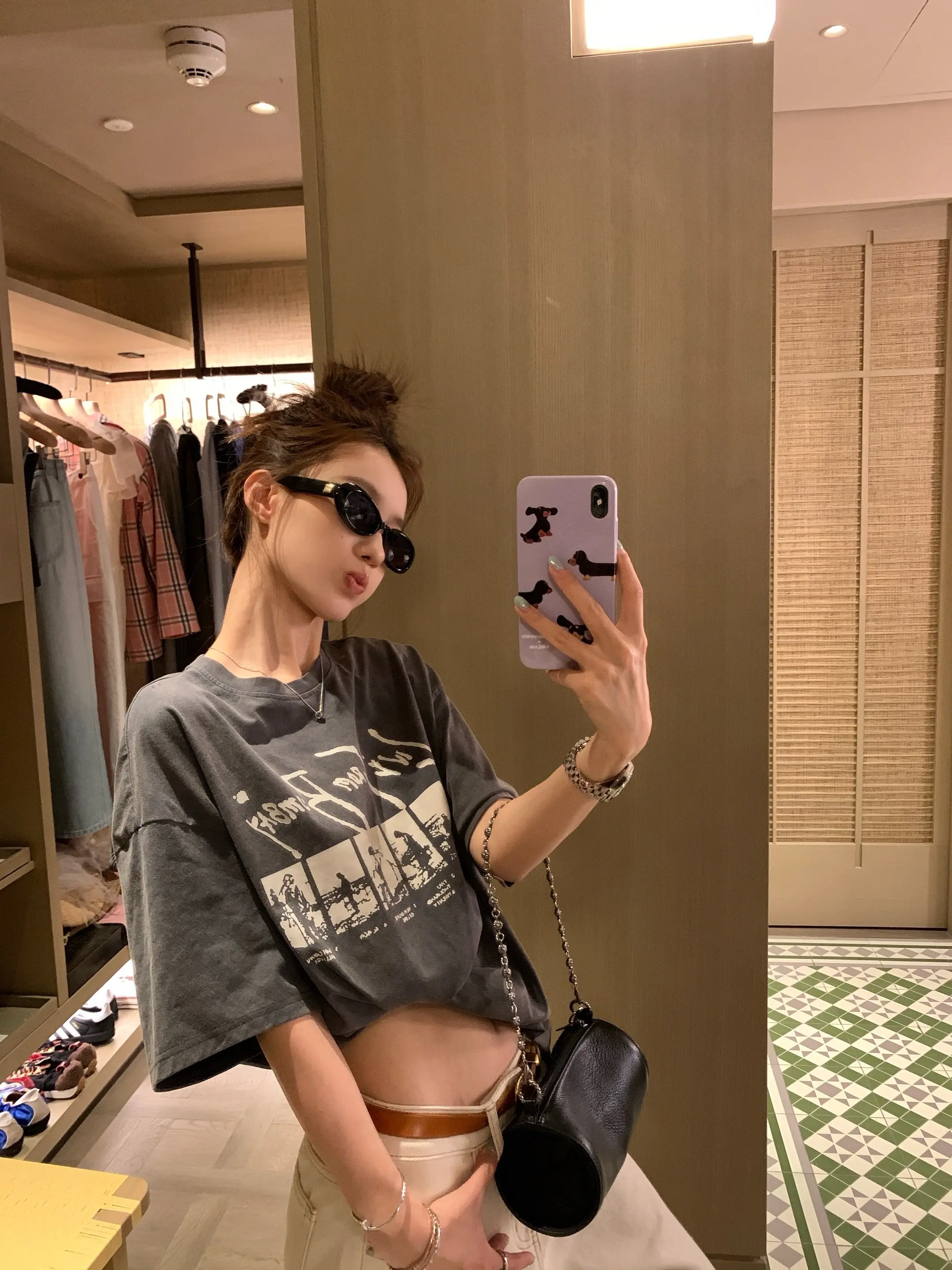 对镜拍🤳。