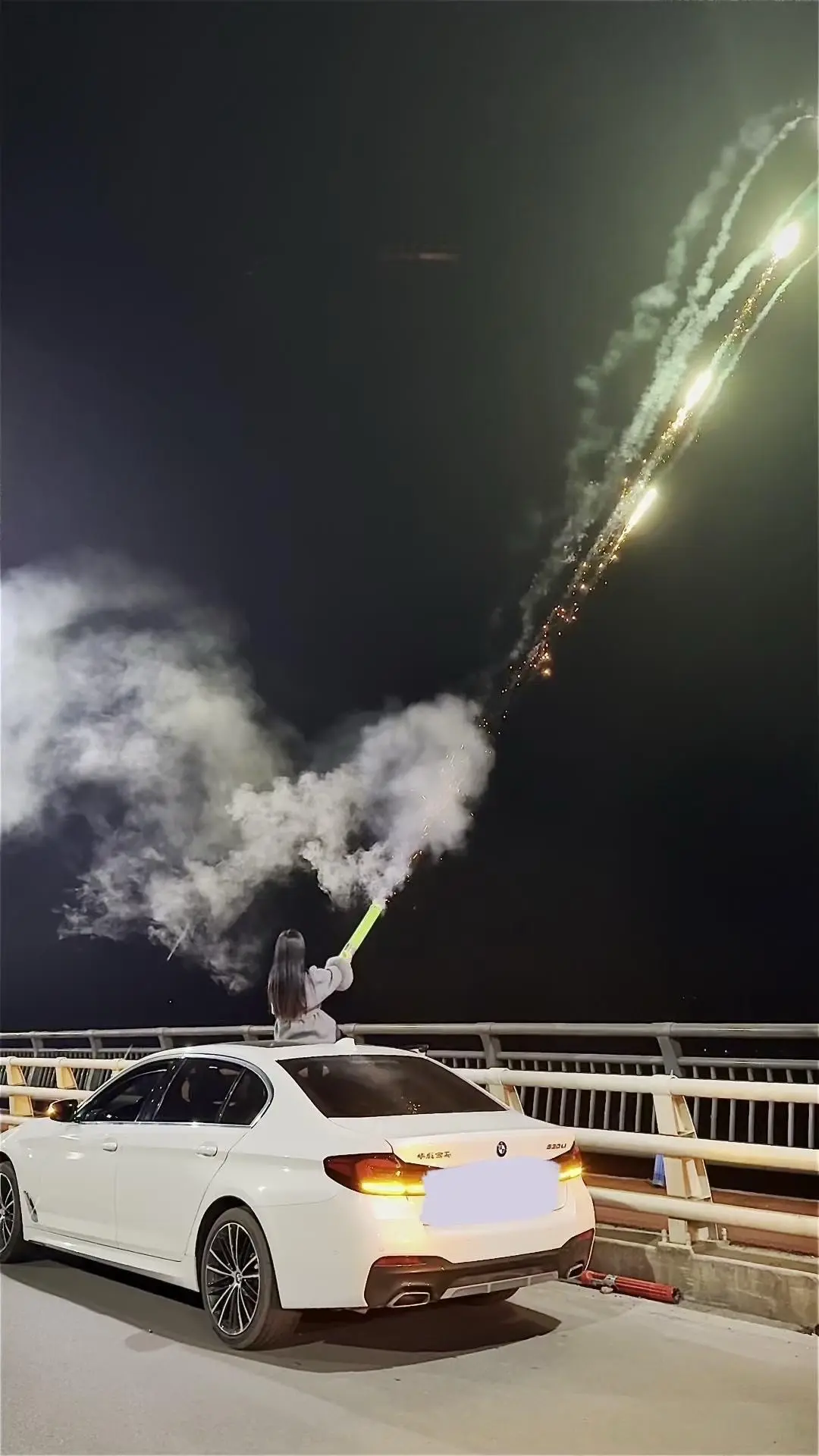 坐车顶放加特林烟花，这氛围感绝了！🎆。第一次尝试在车顶放加特林烟花...