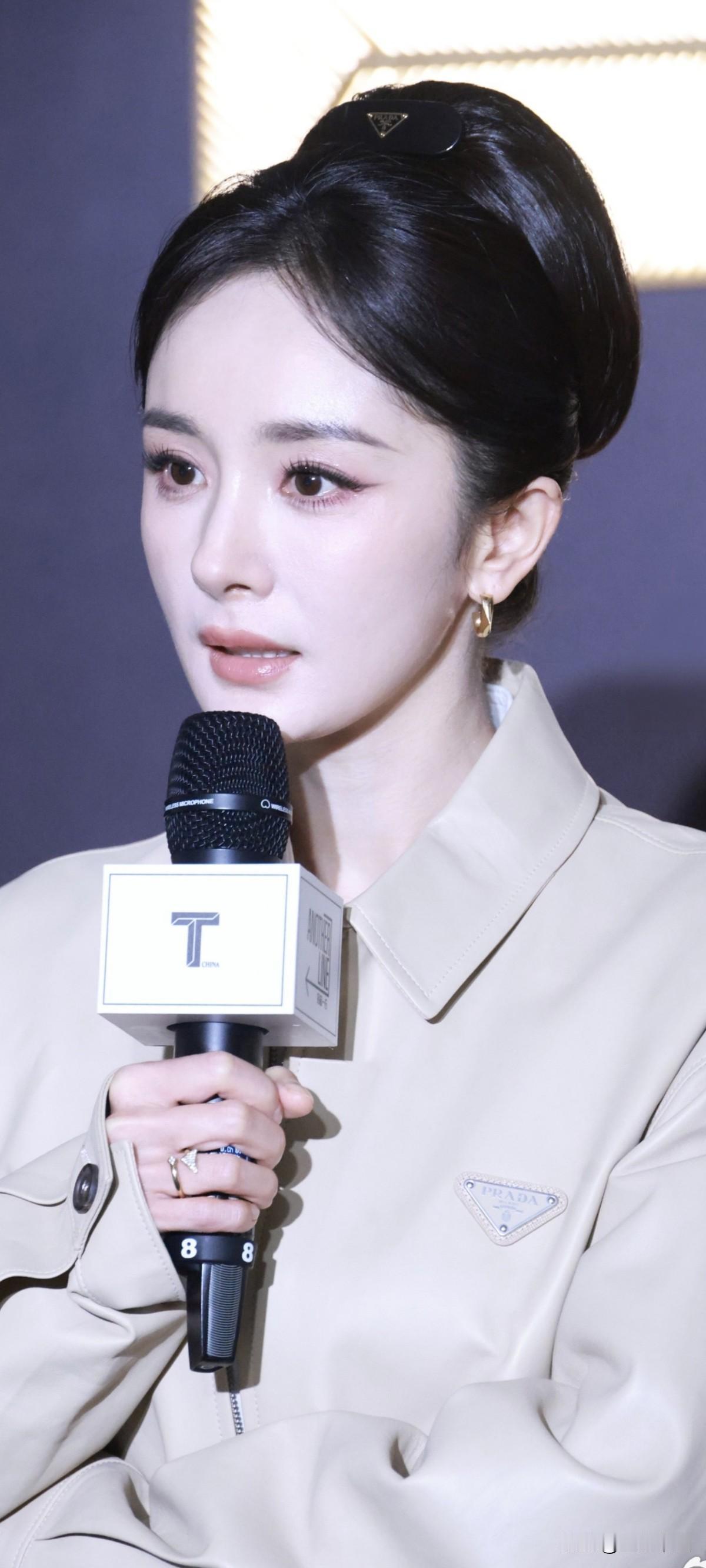 说一说你们最喜欢的女明星是谁杨幂今日活动生图来啦，排队给学姐递情书，幂学姐的爱慕