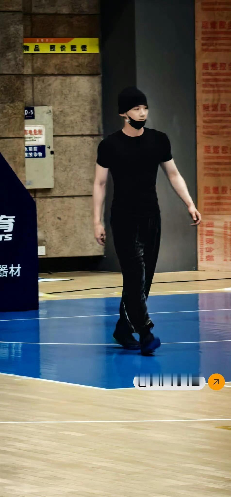 白敬亭虽然戴着口罩，但网友一眼就认出来了哈哈哈哈哈！这全黑穿搭加篮球，根本藏不住