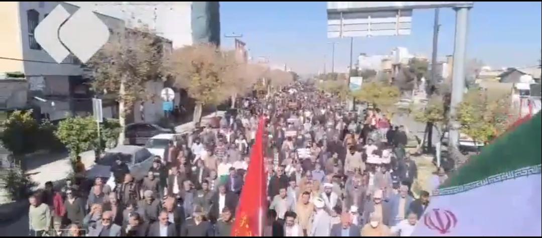 新闻快讯——骚乱爆发后，伊朗各地涌现大规模民众游行，以表达对伊斯兰共和国的支持，