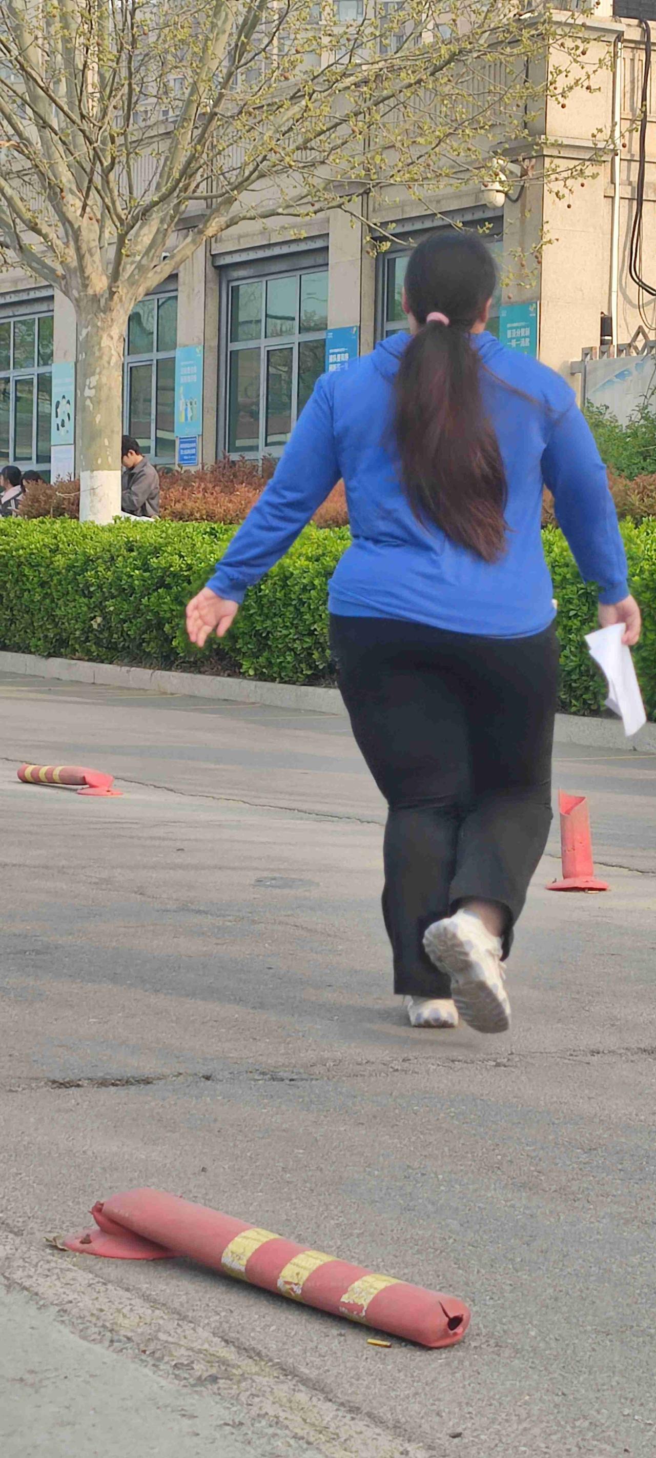 我的今日状态：💰期待暴富
我这里的天气：🌤️多云
在马路上看到了这个胖妞，我