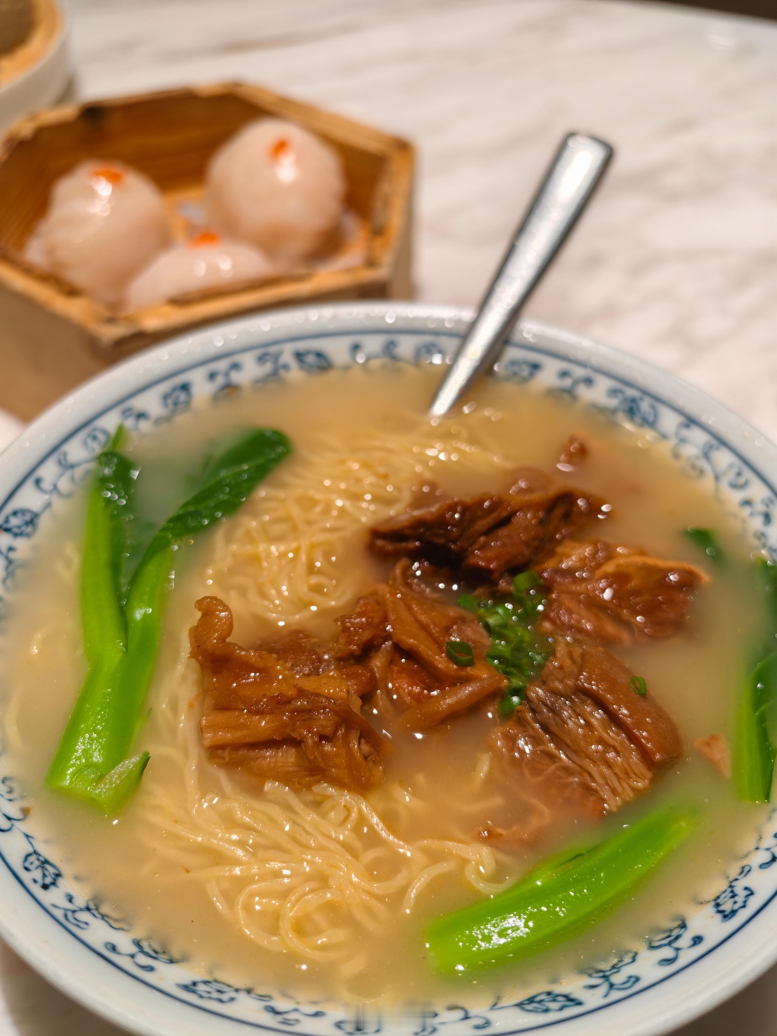 立冬北方讲究要吃饺子今天全北京的饺子馆估计都爆单了不给人添麻烦，吃口虾饺，也没毛