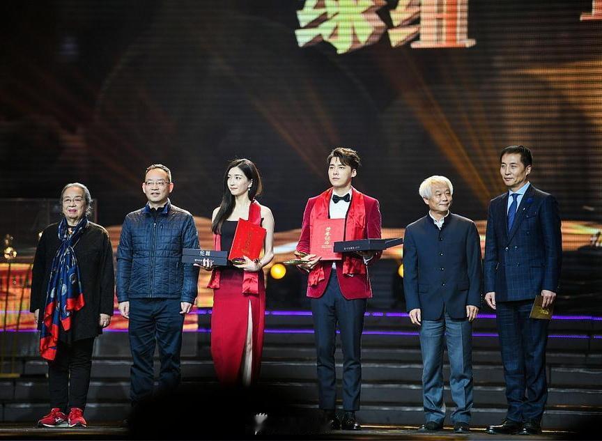 6位鲜衣盛装的知名人物同框：

我一眼就认出了系着花围巾、穿着红色运动鞋、唇若涂