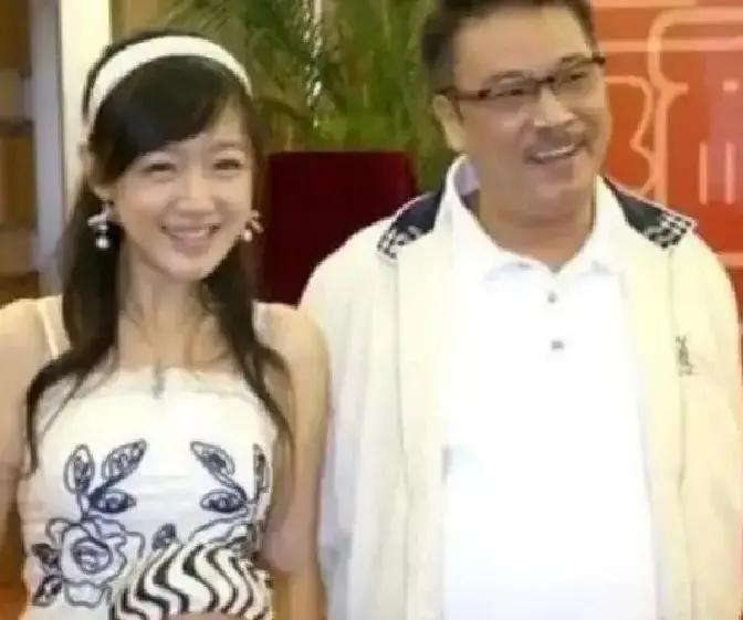 抱娃办离婚，他笑不出来了
 
照片里，吴孟达怀里是刚出生的女儿，身后是刚签完的离