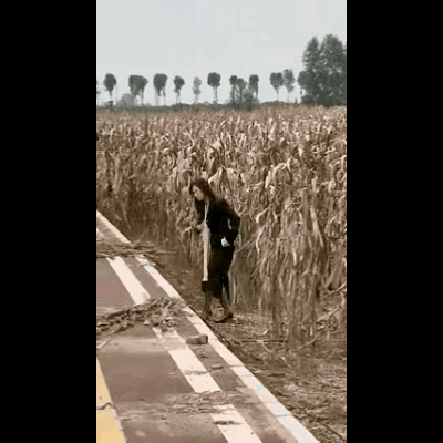 一女子从玉米地里走出来，带着一脸地心满意足，仔细一看，女子脚上的高跟鞋没有一尺也