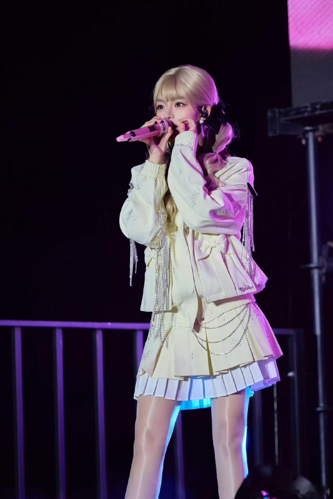 黄霄雲给列车长女儿送高考祝福 不是刻意偶遇也不是节目安排，就是一趟普通的绿皮火车