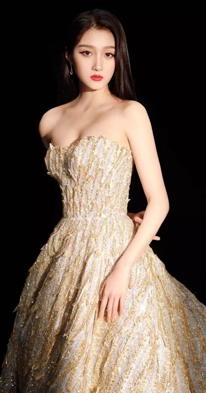 时尚圈向来是刀光剑影的名利场，而关晓彤这次的造型风波，恰似一场精心编排的戏剧在镁