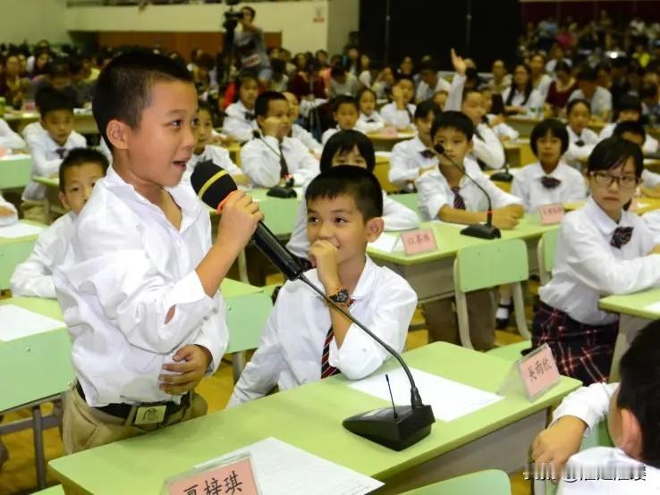 学习一门非母语的语言，而且是贯穿了整个学生生涯，要会说会写会读会理解，必然会接触