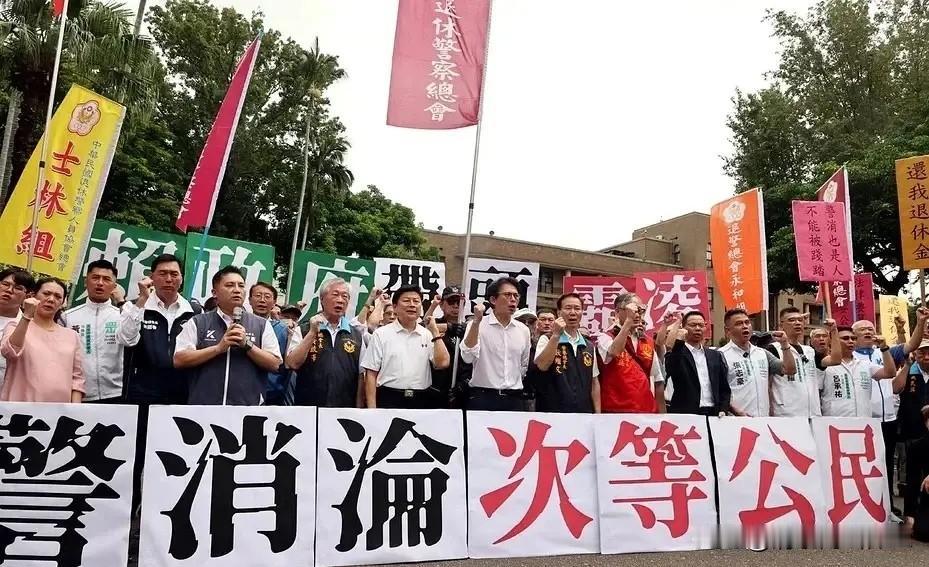 “蓝白合”又有行动啦！

上月的25日，在凯道，蓝白号召组织声势浩大的“毒油”大