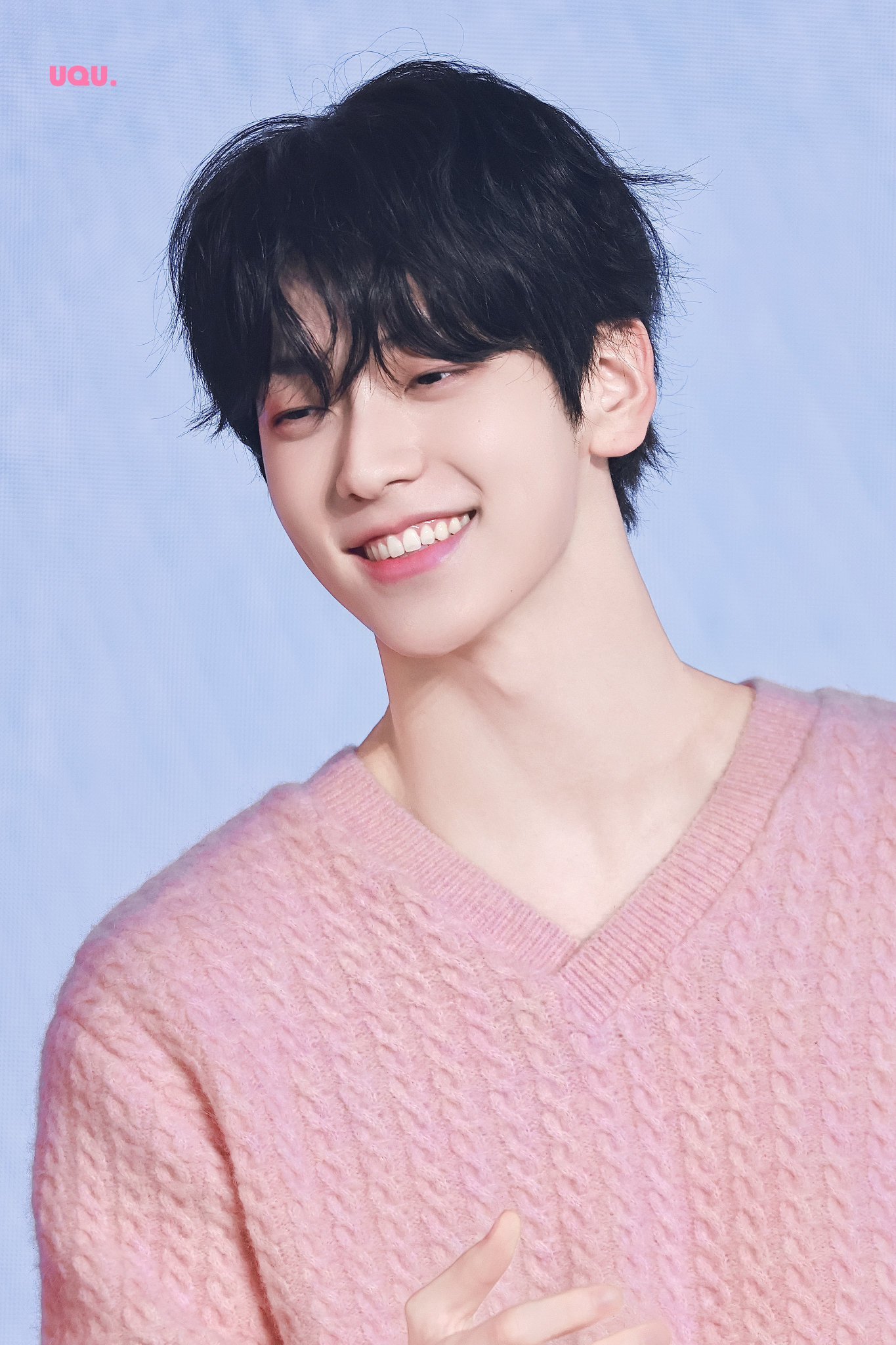 崔秀彬今日惊喜现身代言品牌intoyou上海见面会，粉红毛衣甜度满分，隔着屏幕都