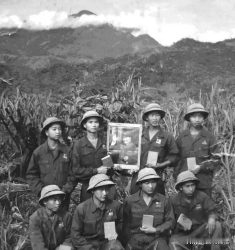 1990年，重庆街头，一位落魄农民工被十几名手持棍棒的流氓围在了一起，令人瞠目结