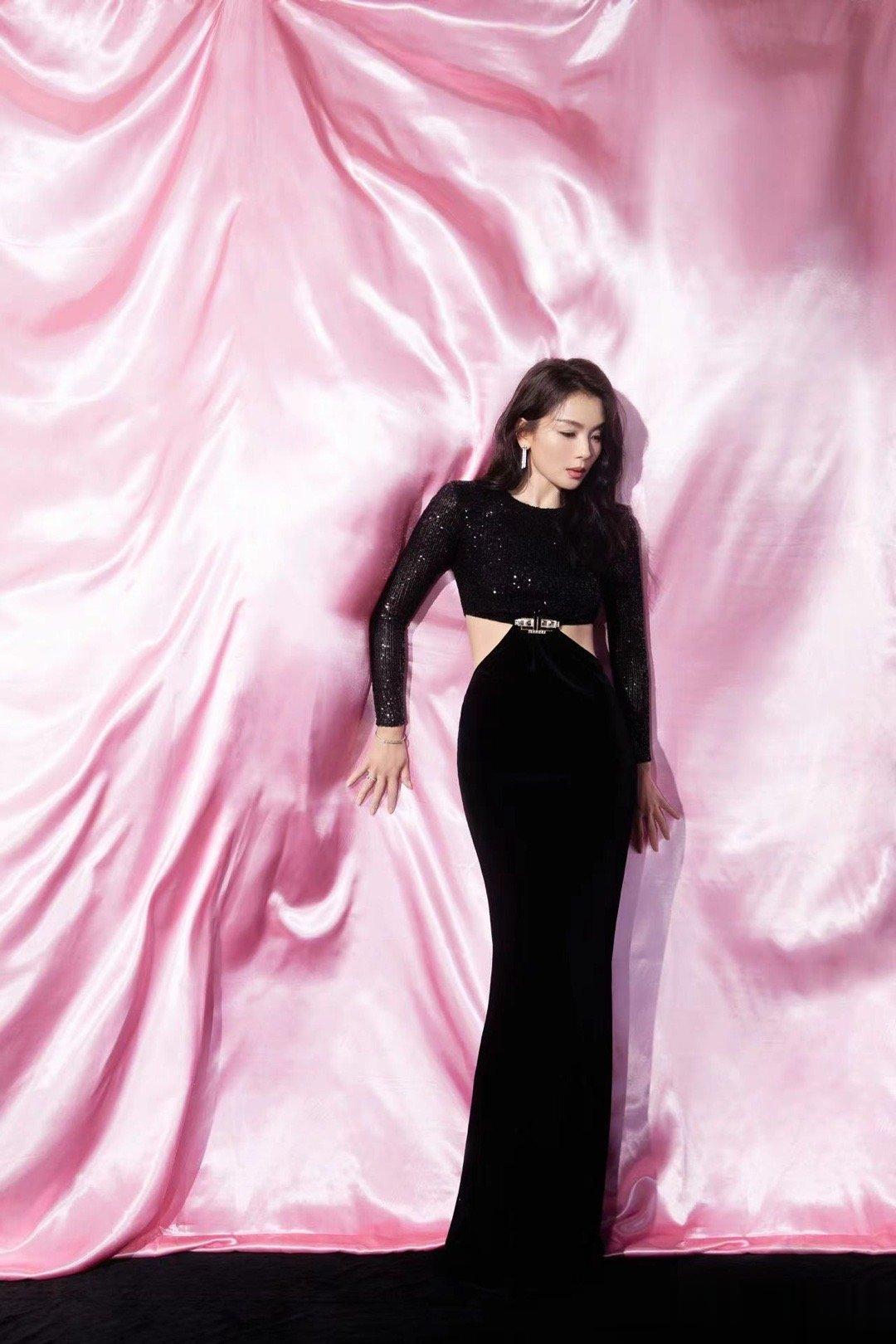 #刘涛腰线# 刘涛腰线真的是没话说，完全就是沉浸在了姐姐的美貌中了呢，而且露腰的