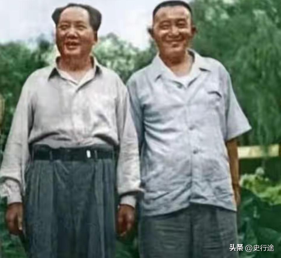 毛主席身旁这位将军是谁？
当时，他是公安部长。


毛主席身边站着一个高个子，身