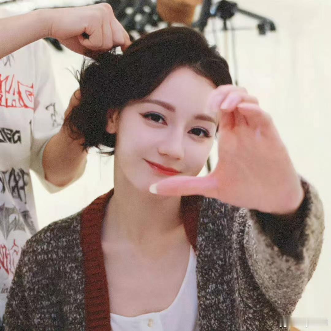 迪丽热巴迪丽热巴开窗和粉丝拜拜 永远都是个真诚的宝宝