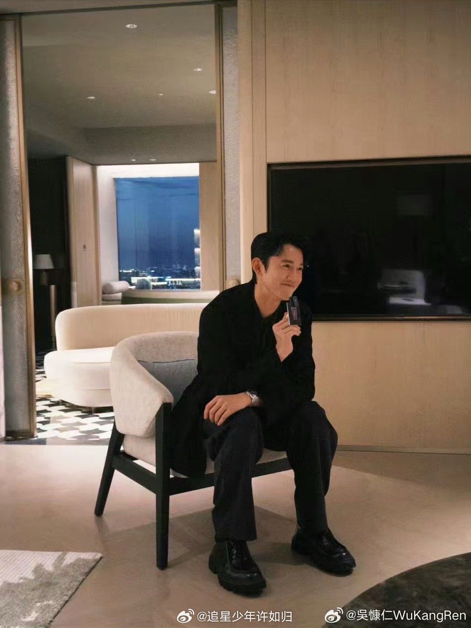 吴慷仁老辈子饭撒没轻没重的 真的被吴慷仁的宠粉操作狠狠拿捏！粉丝下班偶遇试探着打