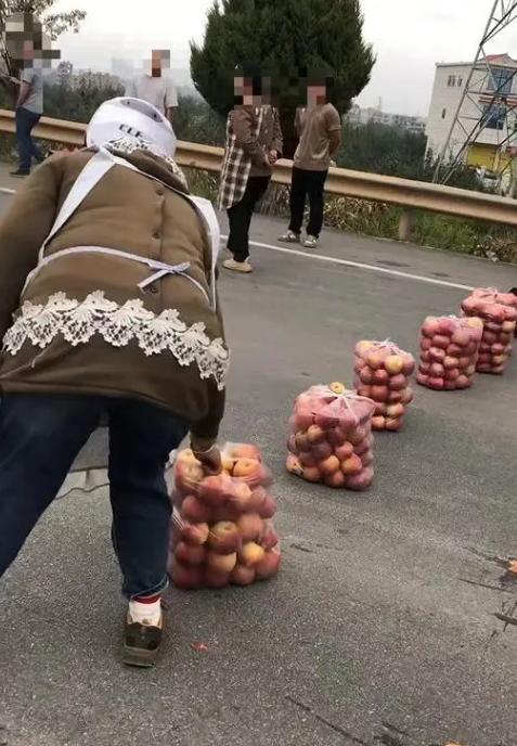 云南文旅一觉醒来天塌了！云南昭通，几名果农私自设卡，强迫过往司机购买苹果，不买就