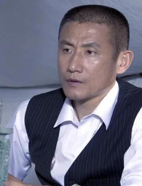 一个江苏师范大学的中文系教师，演了个日本军官，演到全国观众都信了，以为剧组真从日