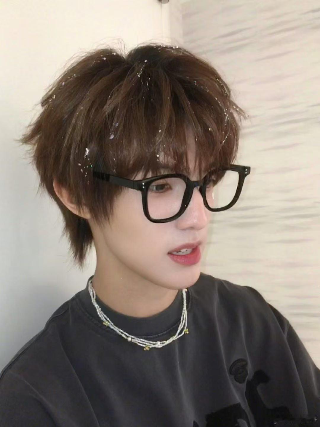 张泽禹又来攀岩祝大家步步高升啦 张泽禹又去攀岩啦，还特意祝大家步步高升，这种温柔