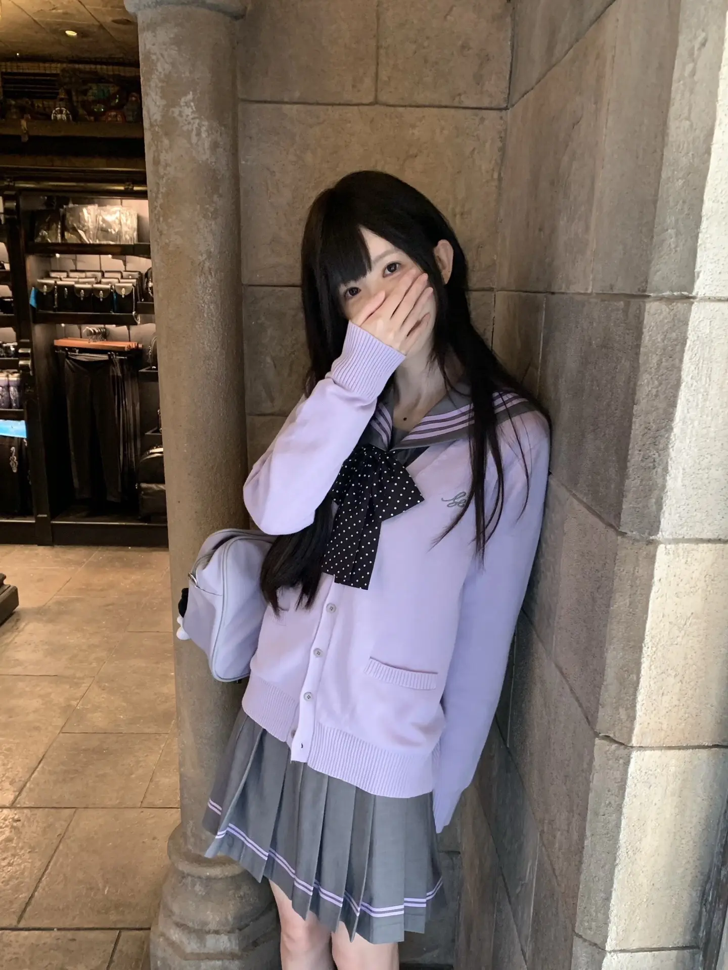 我会在不同的场景下摆出相同的动作